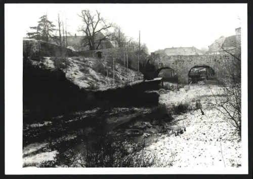 Fotografie Foto Weichold, Zörbig, Ansicht Zörbig, Winterliche Brücke mit Bachlauf 1983