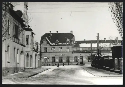 Fotografie unbekannter Fotograf, Ansicht Zörbig, Winterliche Strassenszene mit Bahnhof