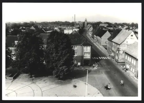 Fotografie Foto Weichold, Zörbig, Ansicht Zörbig, Strassenpartie mit Radfahrern aus der Vogelschau