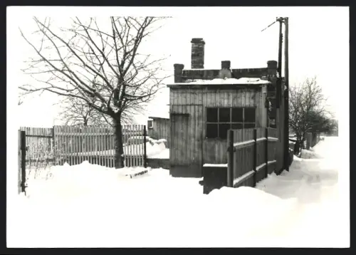 Fotografie Foto Weichold, Zörbig, Ansicht Zörbig, Idyllische verschneite Hütte