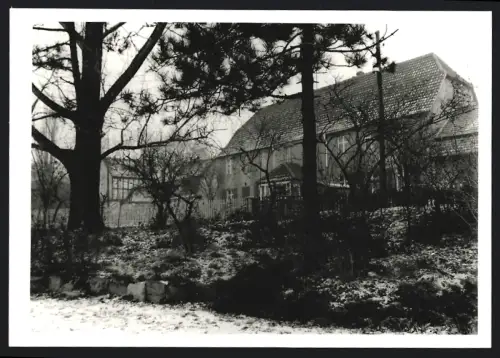 Fotografie unbekannter Fotograf, Ansicht Zörbig, Winterlandschaft mit Haus 1983