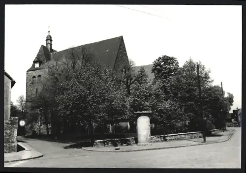 Fotografie unbekannter Fotograf, Ansicht Zörbig, Kirchengebäude mit Litfasssäule