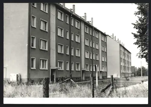 Fotografie unbekannter Fotograf, Ansicht Zörbig, Mehrstöckige Wohngebäude im Ort