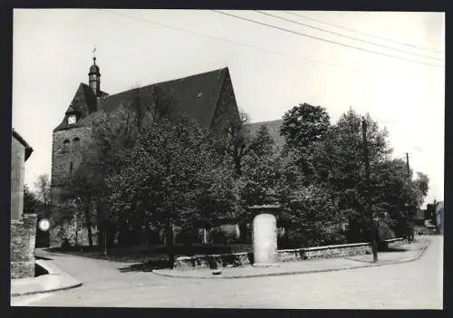 Fotografie unbekannter Fotograf, Ansicht Zörbig, Kirche mit Litfasssäule von der Strasse gesehen