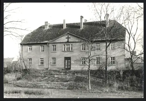 Fotografie unbekannter Fotograf, Ansicht Zörbig, Imposantes Gebäude mit Kreuz