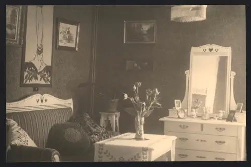 Fotografie unbekannter Fotograf und Ort, Stilvolles Interieur mit Blumenvase und Spiegel
