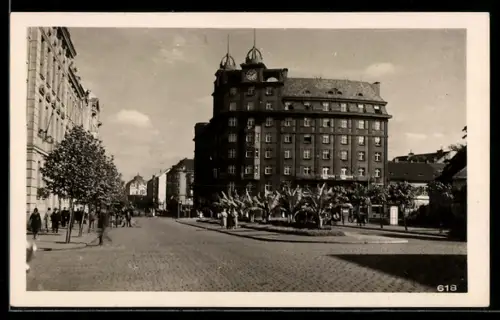 AK Pilsen, Strassenpartie mit Passanten