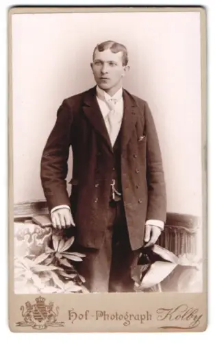 Fotografie Hof-Photograph Kolby, Chemnitz, König-Strasse 21, Eleganter Herr mit Anzug