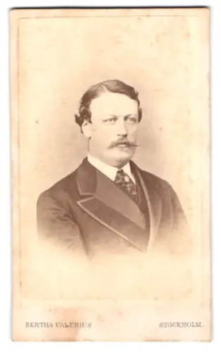 Fotografie Bertha Valerius, Stockholm, Brunkebergstorg 15, Porträt eines Mannes mit Schnurrbart
