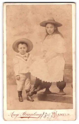 Fotografie Aug. Striepling, Hameln, Emmerstrasse 11, Geschwister mit Strohhüten