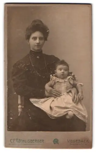 Fotografie C.F. Röthlisberger, Vegesack, Bremerstrasse 14, Mutter mit Kind auf Stuhl