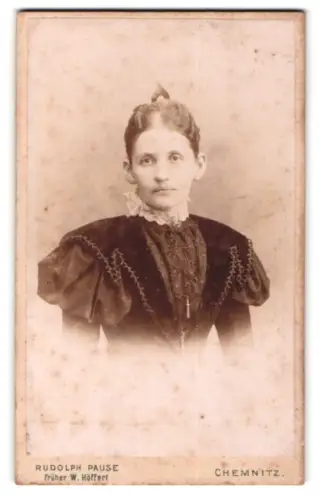 Fotografie Rudolph Pause, Chemnitz, Langestrasse 34, Porträt einer Frau in eleganter Garderobe