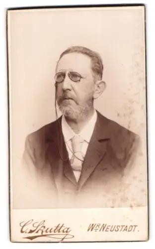 Fotografie Carl Skutta, Wiener Neustadt, Bahnsgasse 27, Porträt eines älteren Mannes mit Brille