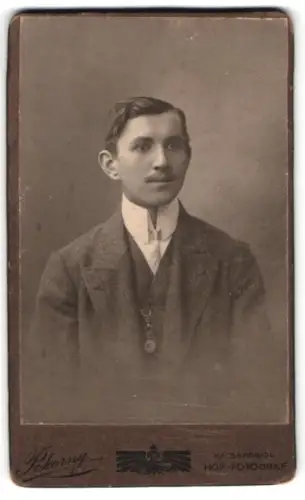 Fotografie Pohorny, Wien, Mariahilferstrasse 55, Porträt eines jungen Mannes