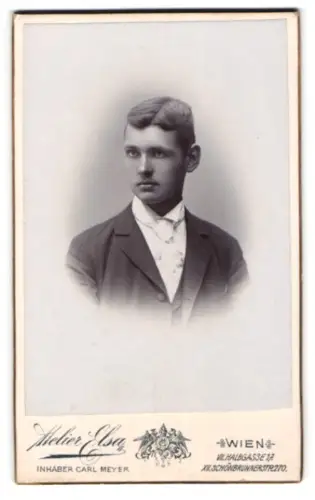 Fotografie Atelier Elsa, Wien, Halbgasse 17, Porträt eines jungen Mannes