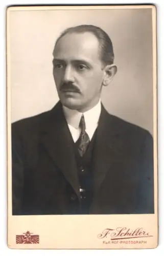 Fotografie Friedrich Schiller, Wien, Mariahilferstrasse 107, Porträt eines eleganten Herrn