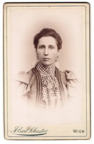 Fotografie A. Carl Schuster, Wien, XII. Theresienbad, Porträt einer Frau