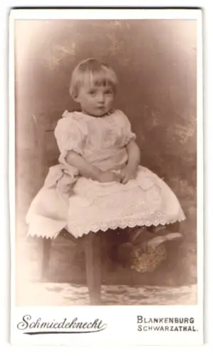 Fotografie A. Schmiedeknecht, Blankenburg, Obere Strasse 181, Kleines Kind auf Stuhl