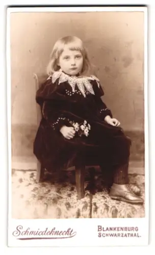 Fotografie A. Schmiedeknecht, Blankenburg, Obere Strasse 181, Porträt eines Kindes auf einem Stuhl