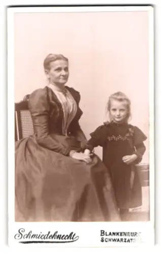 Fotografie A. Schmiedeknecht, Blankenburg, Obere Strasse 181, Dame mit kleinem Mädchen