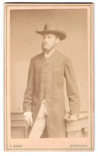 Fotografie E. Born, Dresden, Pragerstrasse 5, Eleganter Herr mit Hut