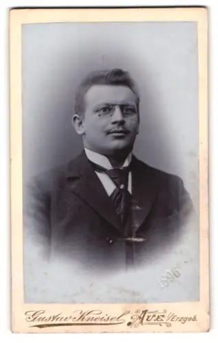 Fotografie Gustav Kneisel, Aue, Portrait eines Herren mit Brille