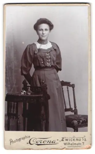 Fotografie Corona, Zwickau, Wilhelmstr. 7, Frau in zeitgenössischem Kleid