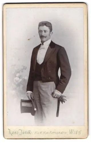 Fotografie Rosa Jenik, Wien, Mariatreugasse 6, Eleganter Herr mit Zylinder