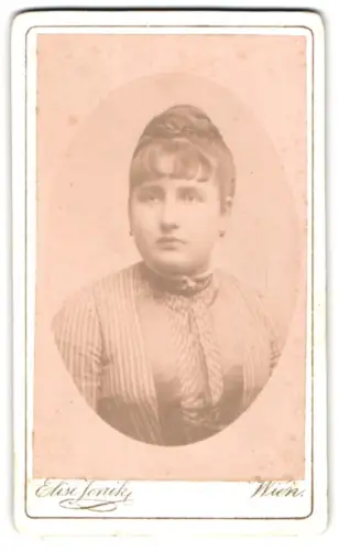 Fotografie Elise Jenik, Wien, Hundsturmstrasse 54, Porträt einer Frau in zeitgenössischer Kleidung