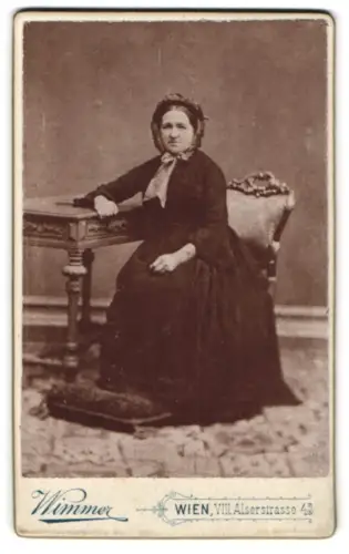 Fotografie Atelier Wimmer, Wien, Alserstrasse 43, Dame am Tisch sitzend