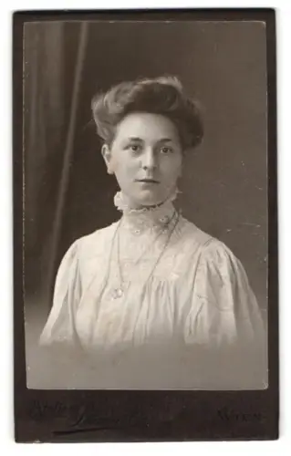 Fotografie Atelier Strauss, Wien, Kohlmarkt 5, Porträt einer Frau