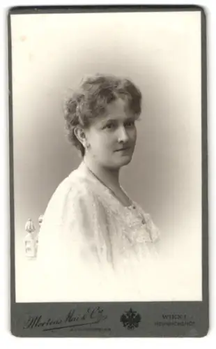 Fotografie Mertens, Mai & Cie., Wien, Heinrichshof, Porträt einer Frau