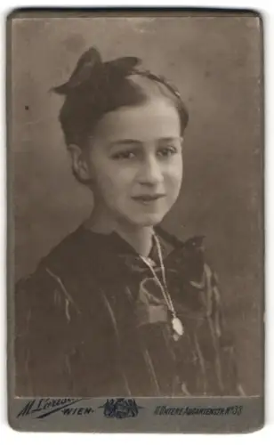 Fotografie M. Larisch, Wien, Untere Augartenstrasse 38, Porträt eines jungen Mädchens
