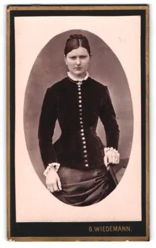 Fotografie G. Wiedemann, Ort unbekannt, Frau in eleganter Robe