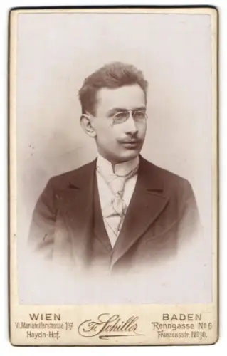 Fotografie Friedrich Schiller, Wien, Mariahilferstrasse 107, Porträt eines jungen Mannes mit Brille