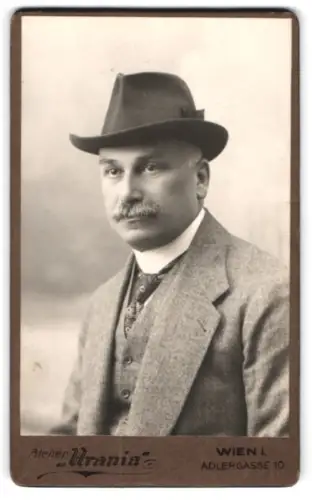 Fotografie Atelier Urania, Wien, Adlergasse 10, Porträt eines Mannes mit Hut