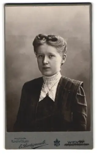 Fotografie E. Bertignault, Wien, Mariahilferstrasse 177, Porträt einer jungen Frau