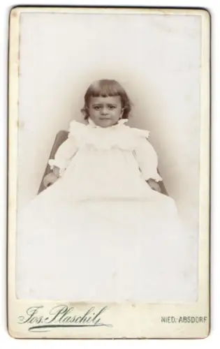 Fotografie Jos. Plaschil, Nied-Absdorf, Kind in weissem Kleid