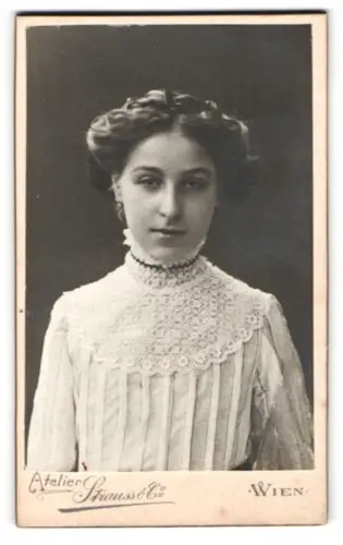 Fotografie Atelier Strauss & Co., Wien, Kohlmarkt 5, Frontales Porträt einer Frau