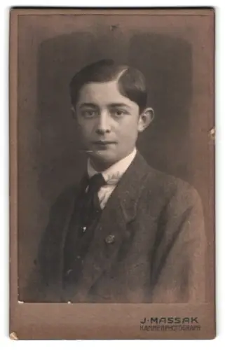 Fotografie J. Massak, Marburg a. d. Drau, Burggasse 16, Porträt eines jungen Mannes