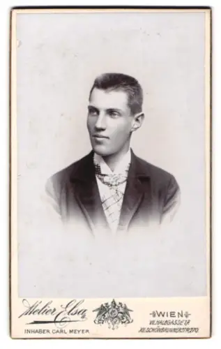 Fotografie Atelier Elsa, Wien, Halbgasse 17, Porträt eines jungen Mannes