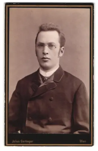 Fotografie Julius Gertinger, Wien, Margarethenstrasse 28, Portrait eines eleganten jungen Mannes