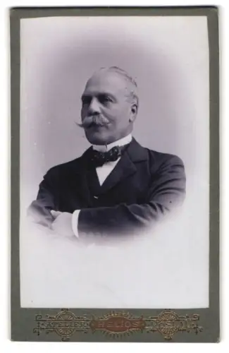 Fotografie Sigismond Hollos, Vöslau, Kirchenplatz, Porträt eines Mannes mit eindrucksvollem Schnurrbart