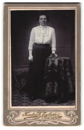 Fotografie Friedrich Eglseer, St. Pölten, Schiessstattpromenade 23, Frau mit Tisch