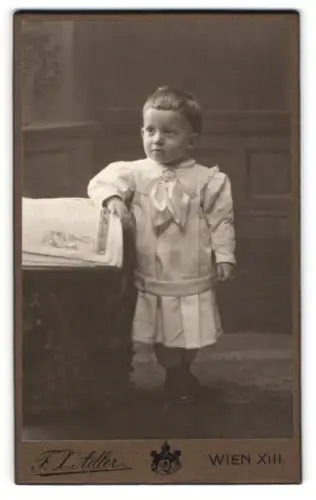 Fotografie F. X. Adler, Wien, Penzingerstrasse 60, Kleinkind in feierlicher Kleidung