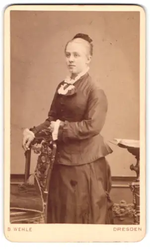 Fotografie B. Wehle, Dresden, Marienstrasse 10, Dame in elegantem Kleid