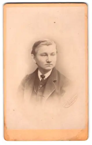 Fotografie Axtmann, Plauen i. Vogtl., Oberer Graben 3, Porträt eines jungen Mannes