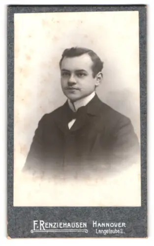 Fotografie F. Renziehausen, Hannover, Langelaube 2, Porträt eines jungen Mannes