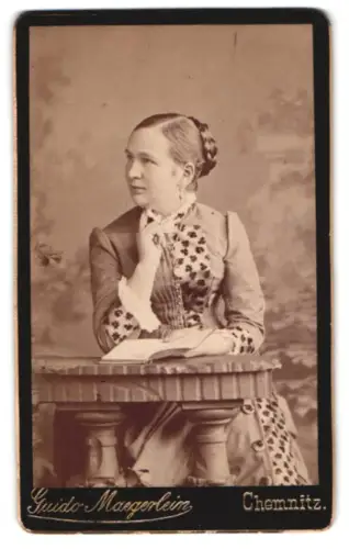 Fotografie Guido Maegerlein, Chemnitz, Porträt einer Frau am Tisch