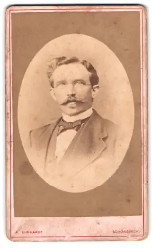 Fotografie A. Ehrhardt, Schönebeck, Salzerstrasse 24, Porträt eines Herrn mit Brille und Schnurrbart